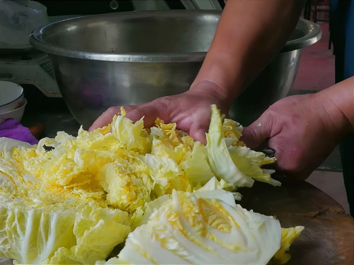 河北农村小馆子，开在村口集装箱，10元管够吃，烙饼炖菜真香