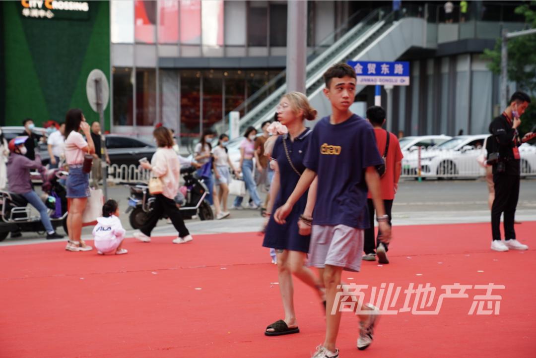 为了提升观察海口万象城的本地化视角,我在海口住了一整周