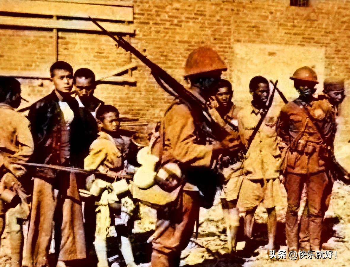 日军*行暴**照片，女子脱衣服让日本人拍摄被*辱侮**致死，惨死野外