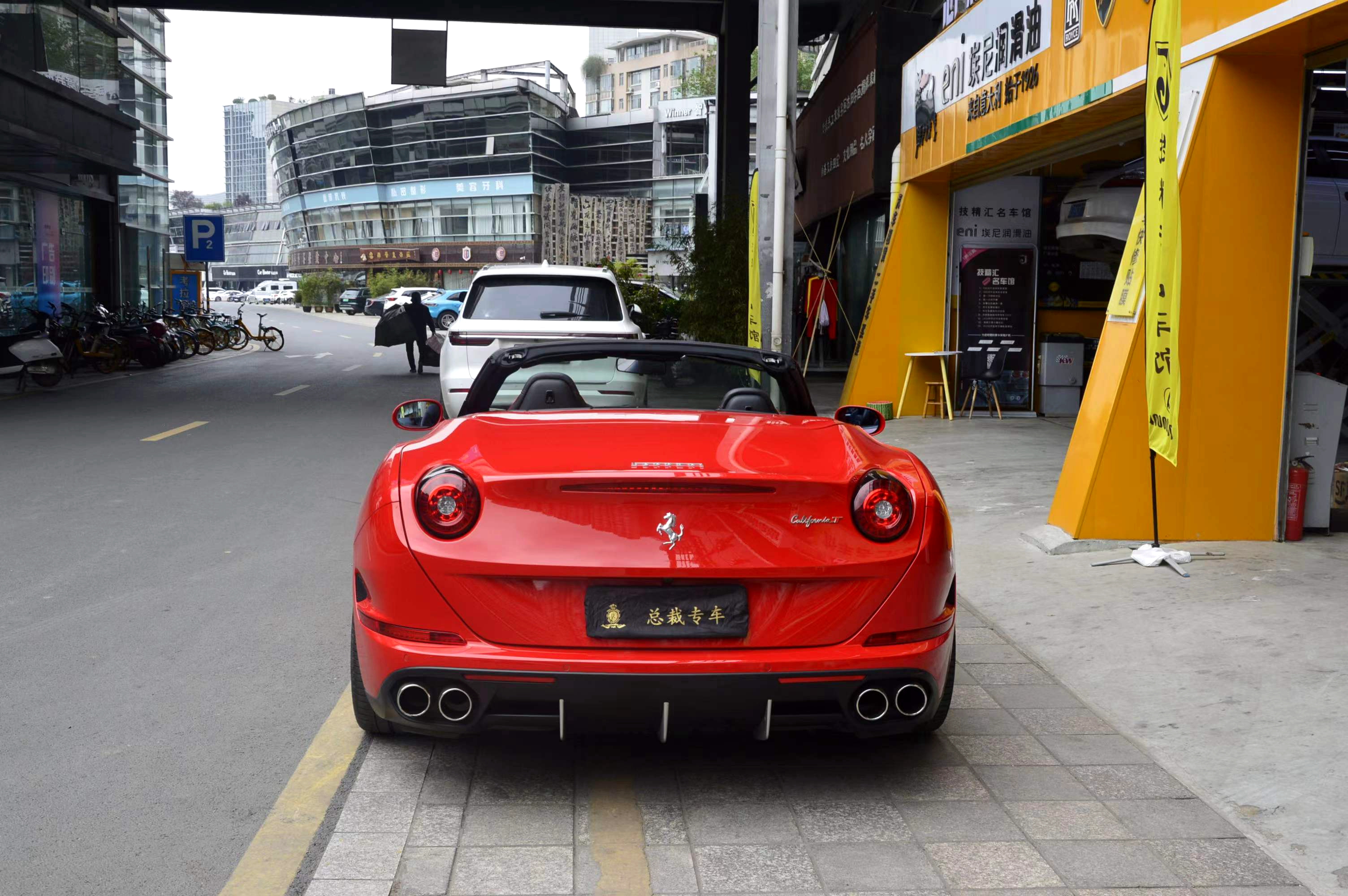 租一台法拉利488多少钱一天,在成都租一辆法拉利多少钱一天