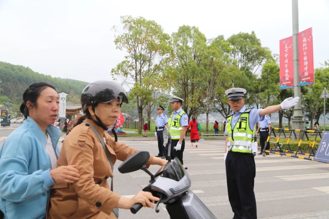 腾冲交警“五项措施”圆满完成“5·19中国旅游日”交通安保工作