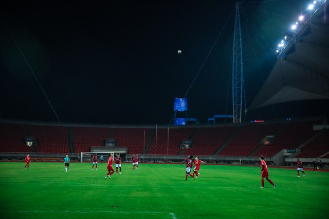 球迷见到梅西激动,球迷冲进球场拥抱梅西最新消息