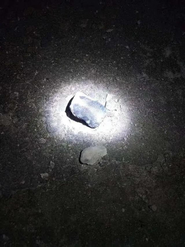 直径十五公里陨石坠落的瞬间,杭州天空疑现陨石为什么这么亮