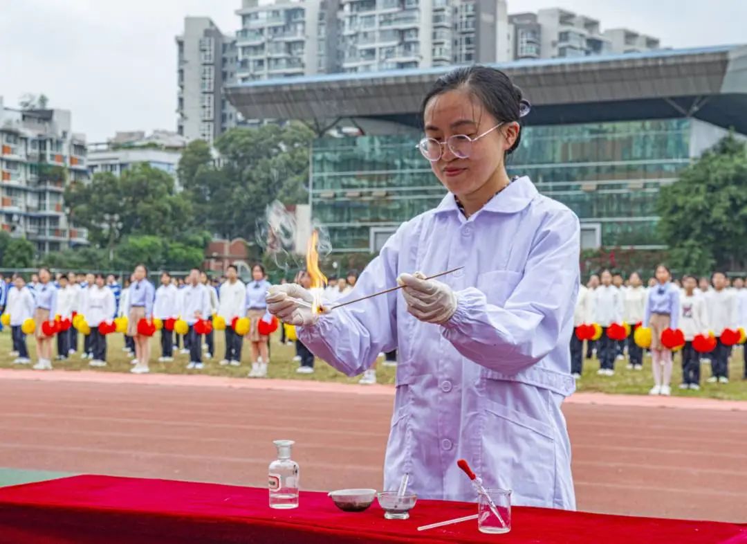 师徒结对薪火传，魔棒点火显智慧！华西中*运学**动会开幕式，燃了