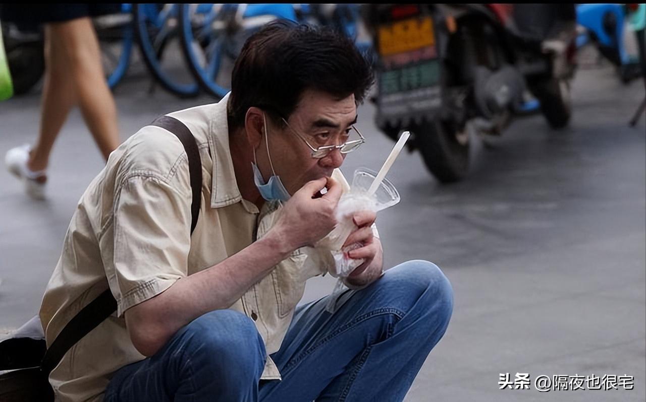 城管又玩火？摊贩沉默后突然爆发，满车货物遭路人哄抢，不要脸！