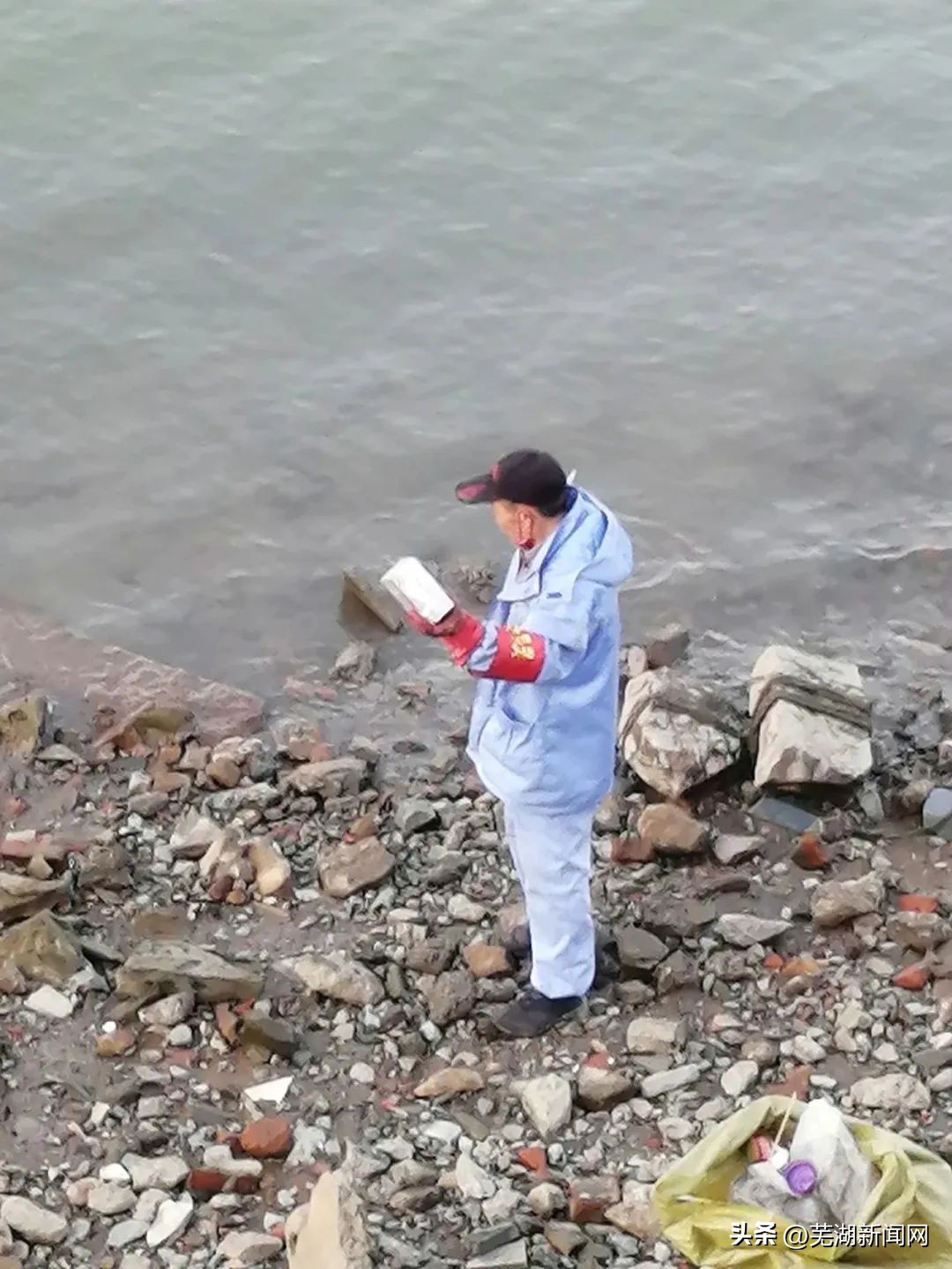 江边捡到钱,男子江边捡到100元
