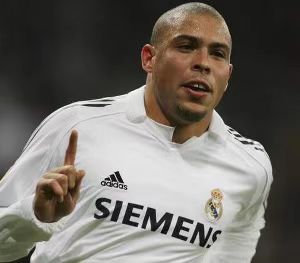 实况足球2019罗纳尔多怎么用,足球外星人罗纳尔多的聚合视频