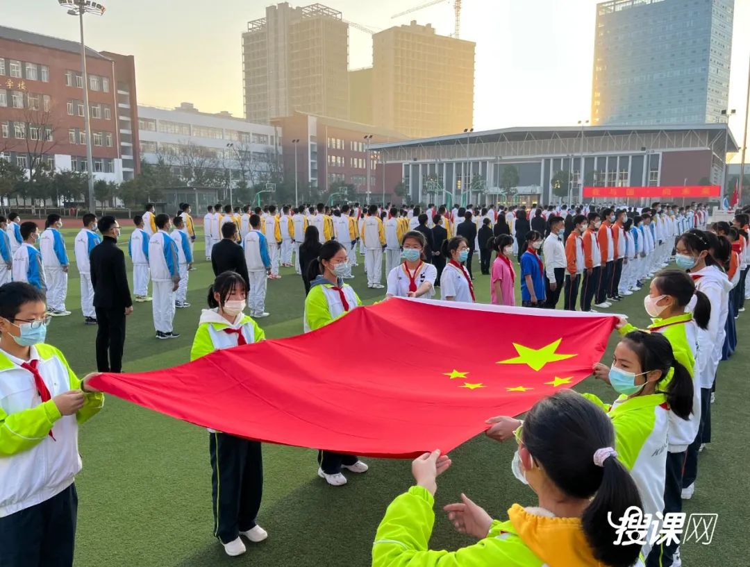 3000多名师生传递国旗为祖国庆生,开学典礼百人传旗