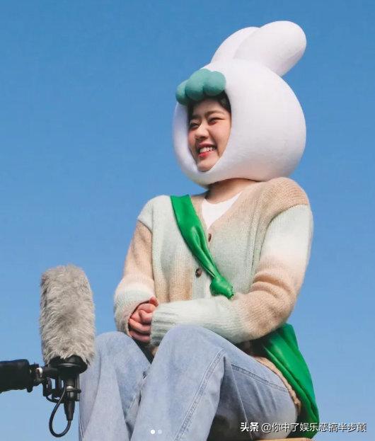 韩国演员金香起与男演员互动,韩国00后女星金香奇