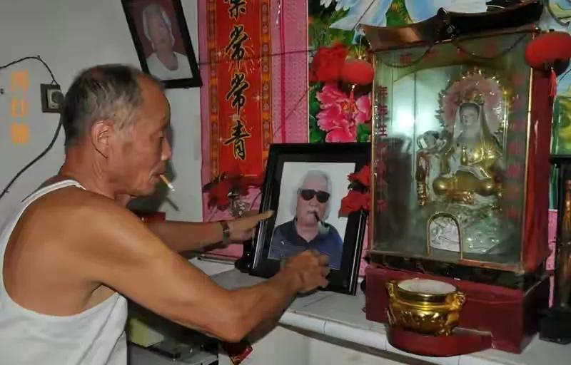 成龙对同父异母兄弟有帮助吗,成龙和同父异母的大哥相见