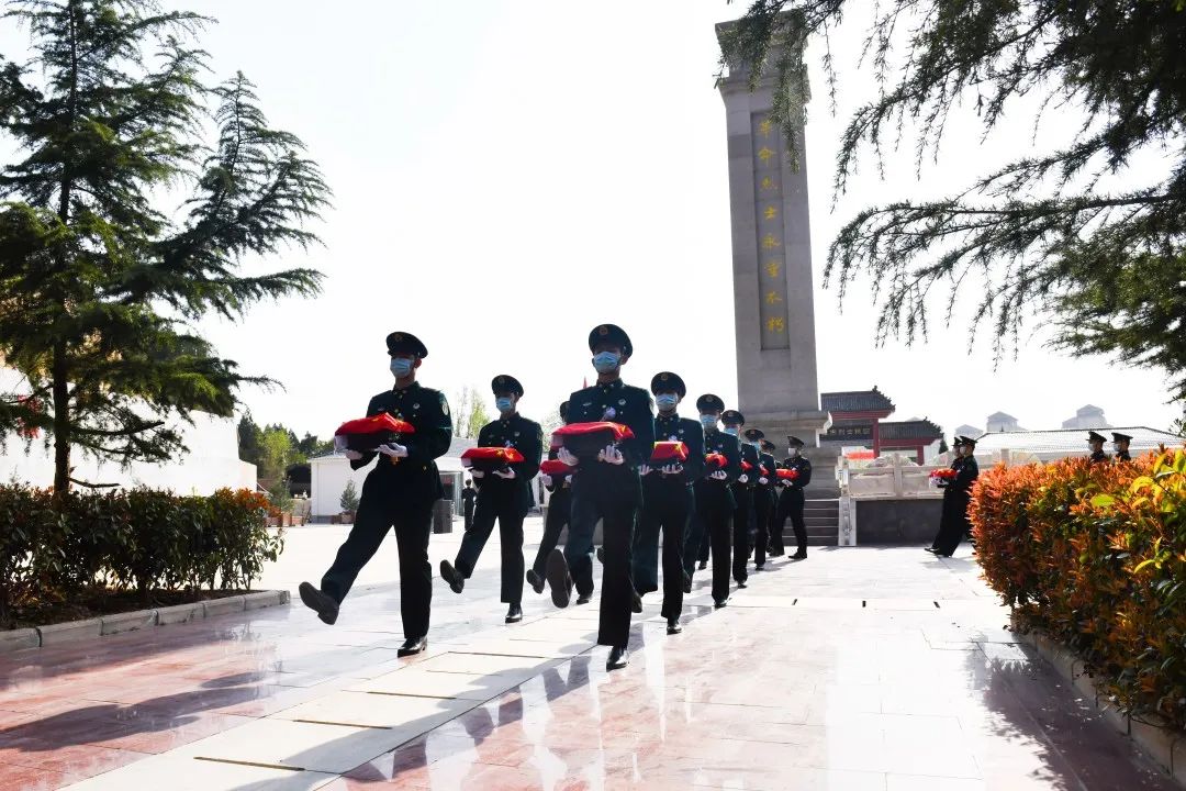 解放军清明缅怀红军先烈活动,清明祭奠革命先烈解放军鸣枪