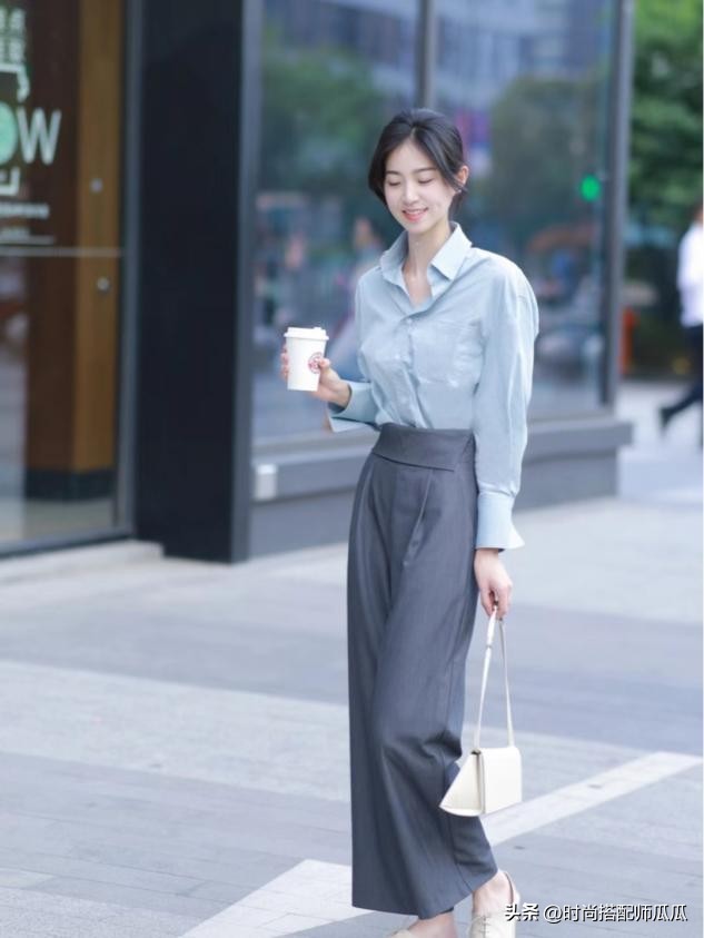 皮肤灰的女生穿什么显白,黑白灰女生穿什么颜色好看