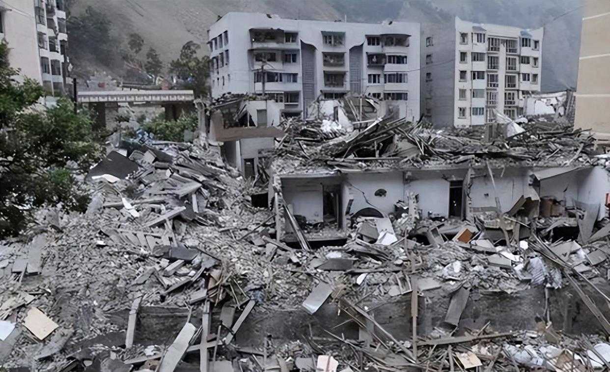 2008年地震警察妈妈现状,2008年地震母亲护着婴儿后续