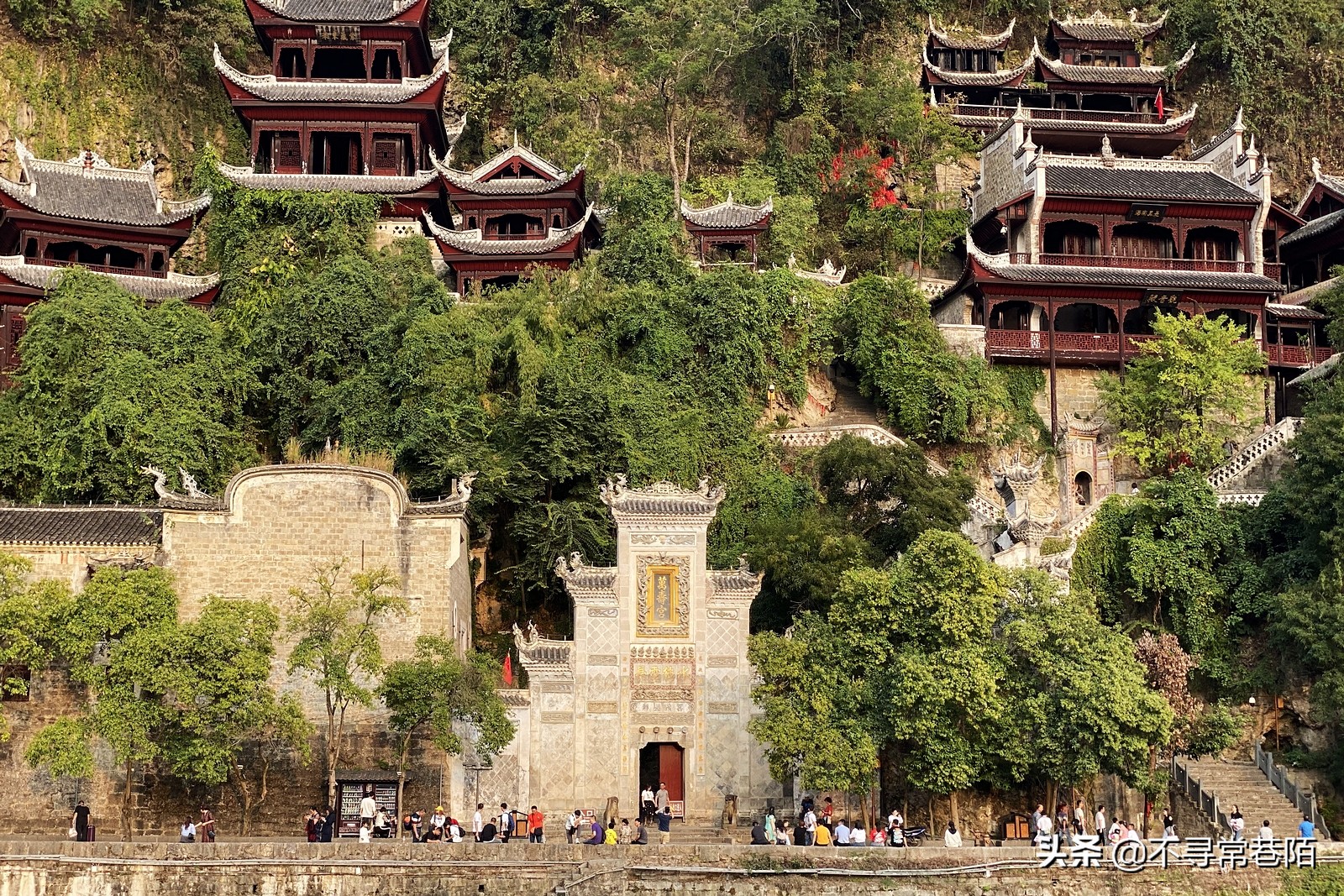 这里有许多历史悠久的古镇,从历史中走来的古镇