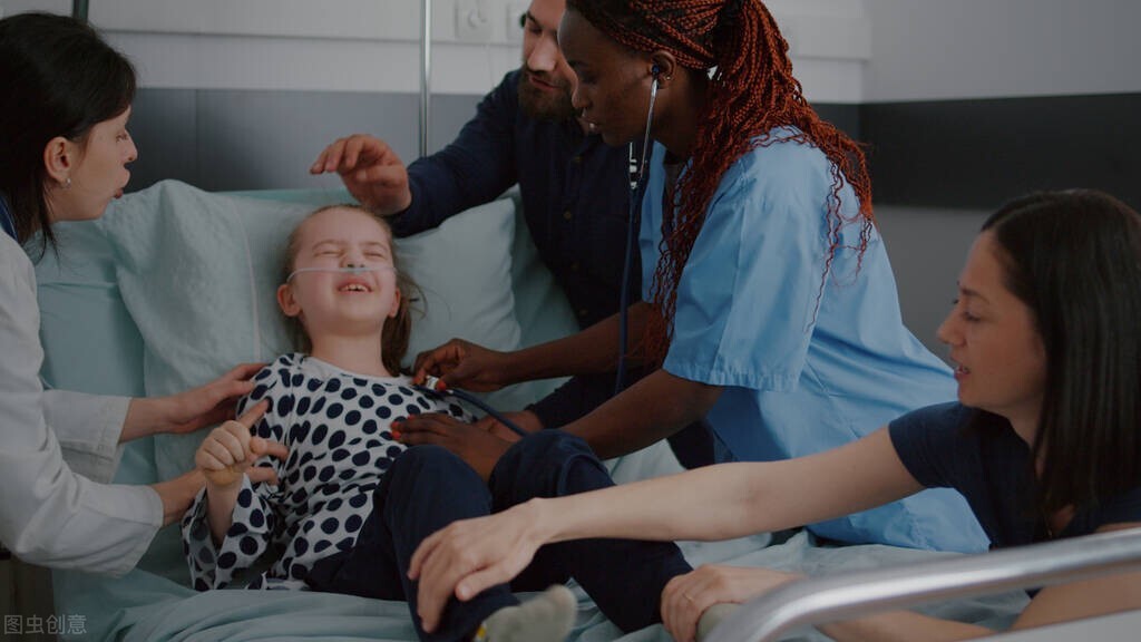 死螃蟹吃了中毒后多久能出现症状,老人吃死螃蟹中毒