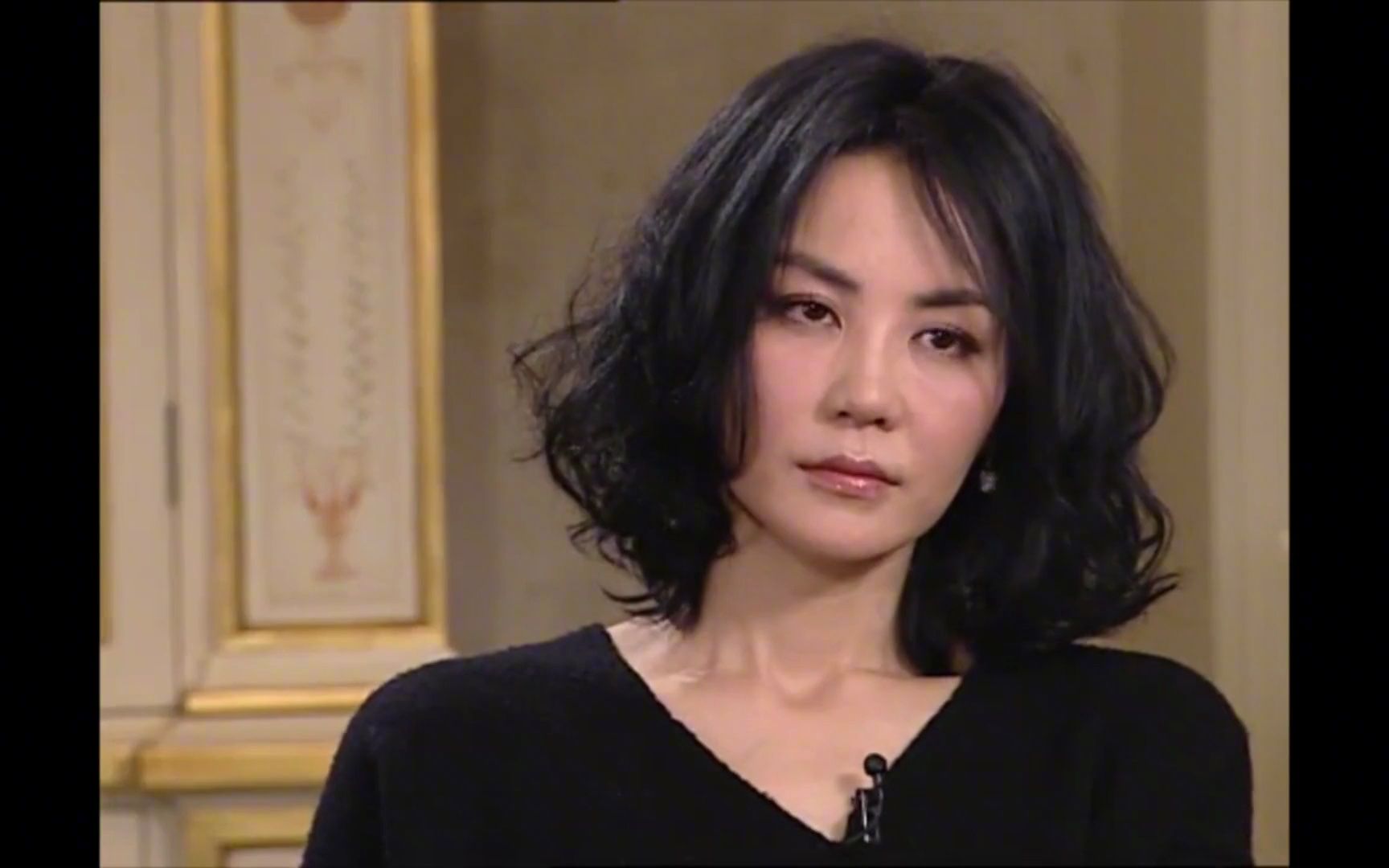 王菲谢霆锋机场撒糖再现世纪牵手,王菲谢霆锋机场大方牵手秀恩爱