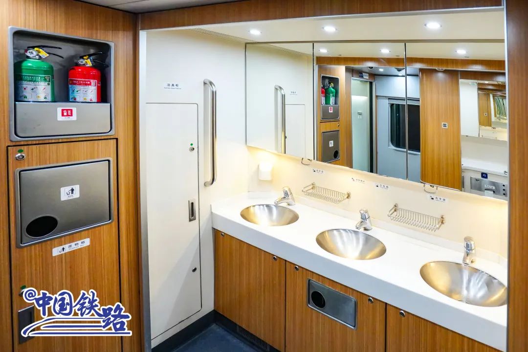 复兴号d728动卧一等卧是什么样的,复兴号二等卧啥样