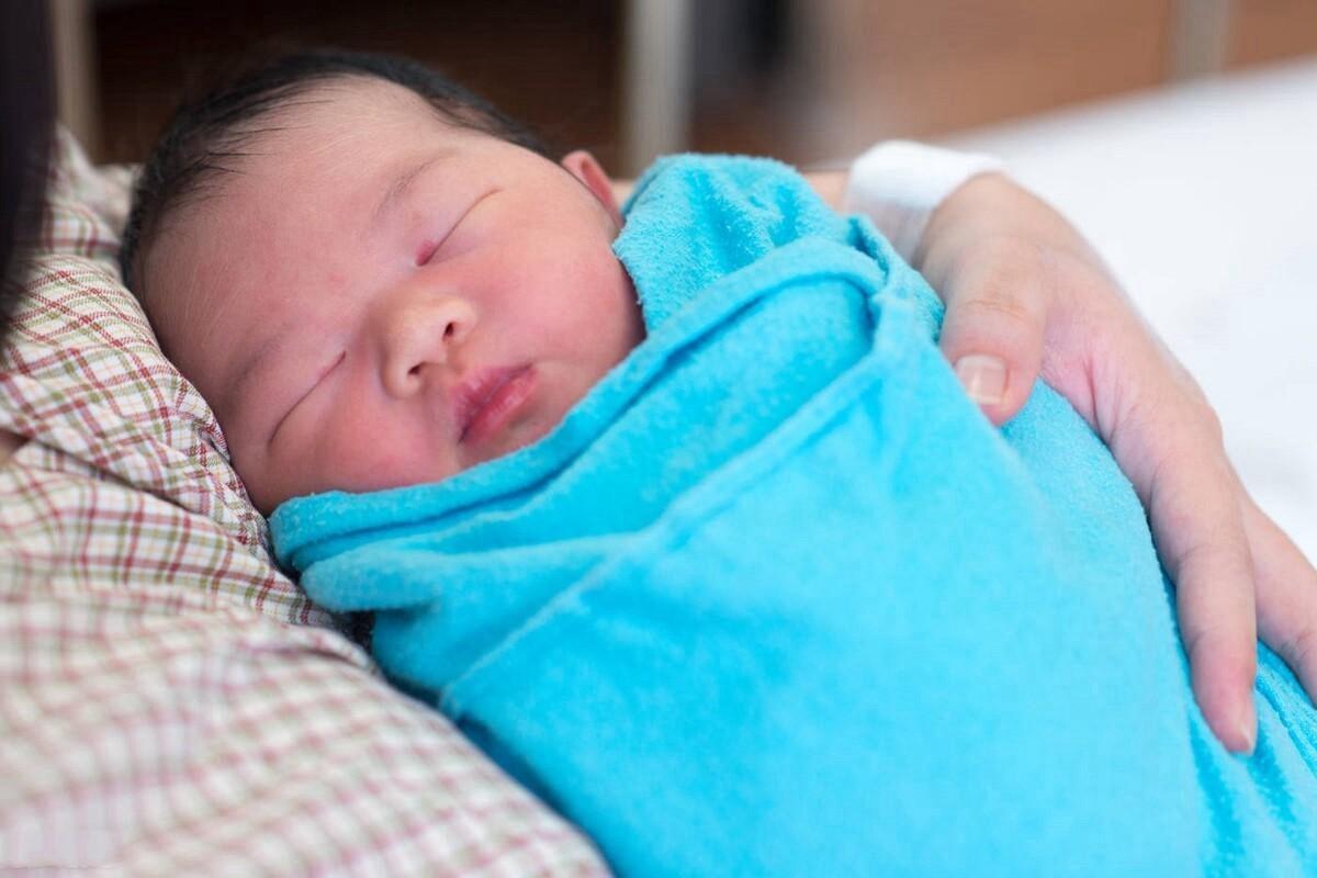 给新生儿包被的教程,夏季新生儿裹襁褓正确方法