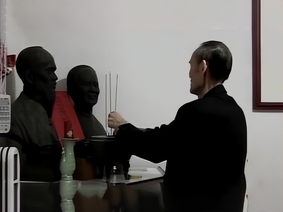 92年香港机场检测仪突然报警,安保拦住台湾律师,搜包后当即报警