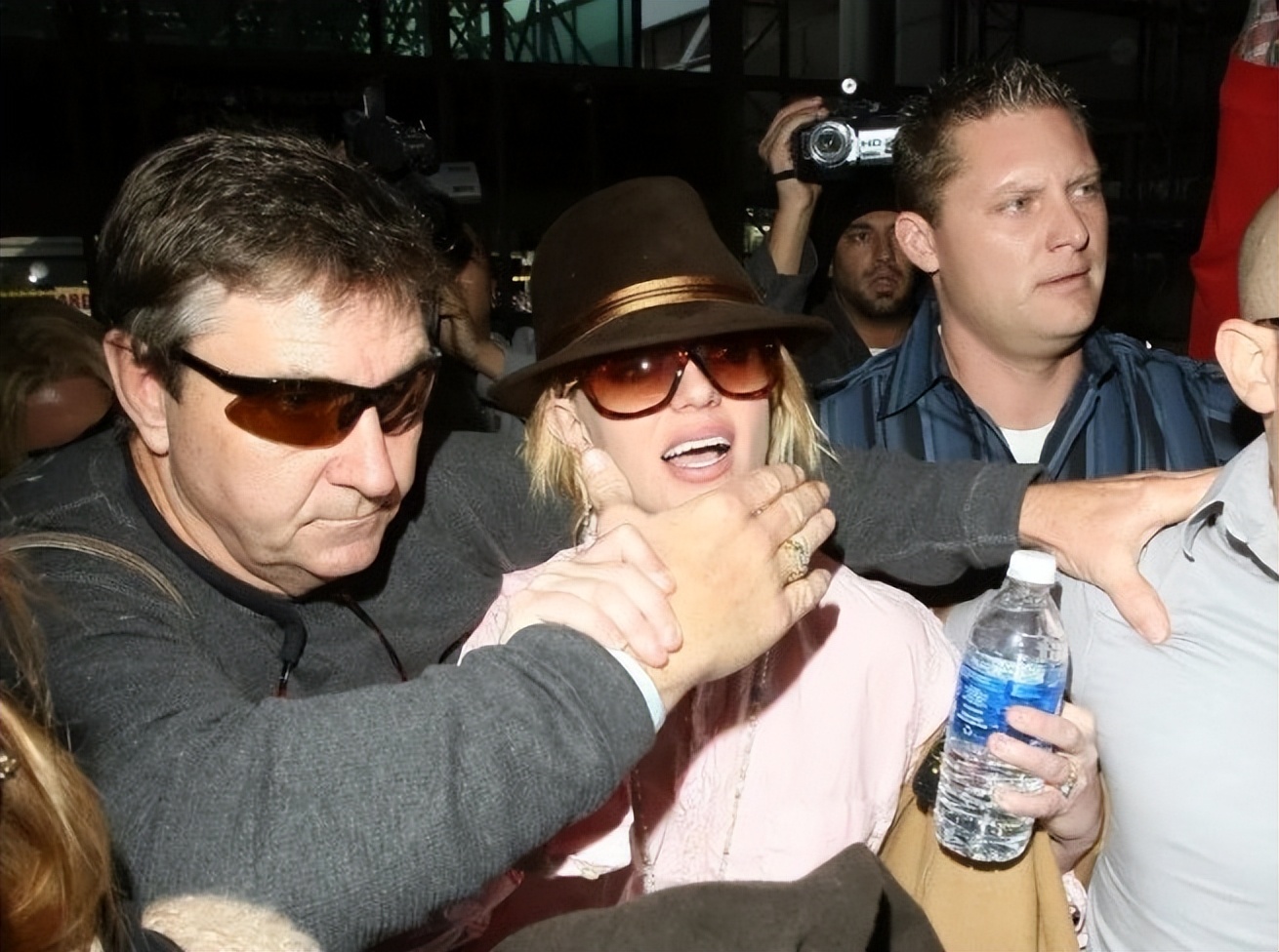 被父亲奴役13年的“小甜甜”,体内被放节育器,不让她见自己孩子