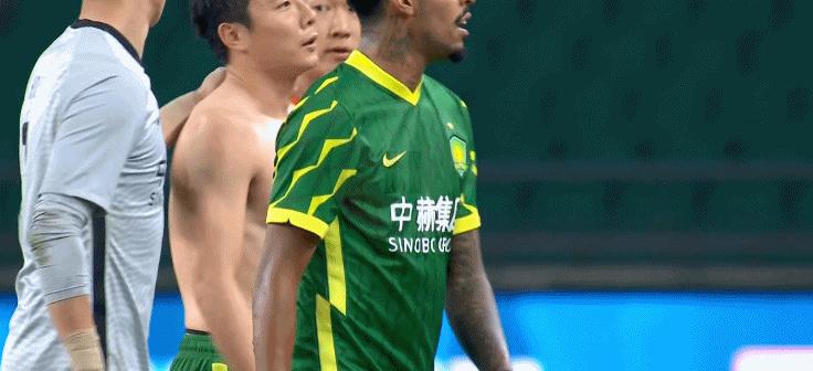 徐新李磊,暖心国安球迷送礼物鼓励巴坎布