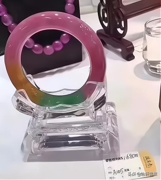 彩虹翡翠欣赏,清代末期糯冰种翡翠手镯