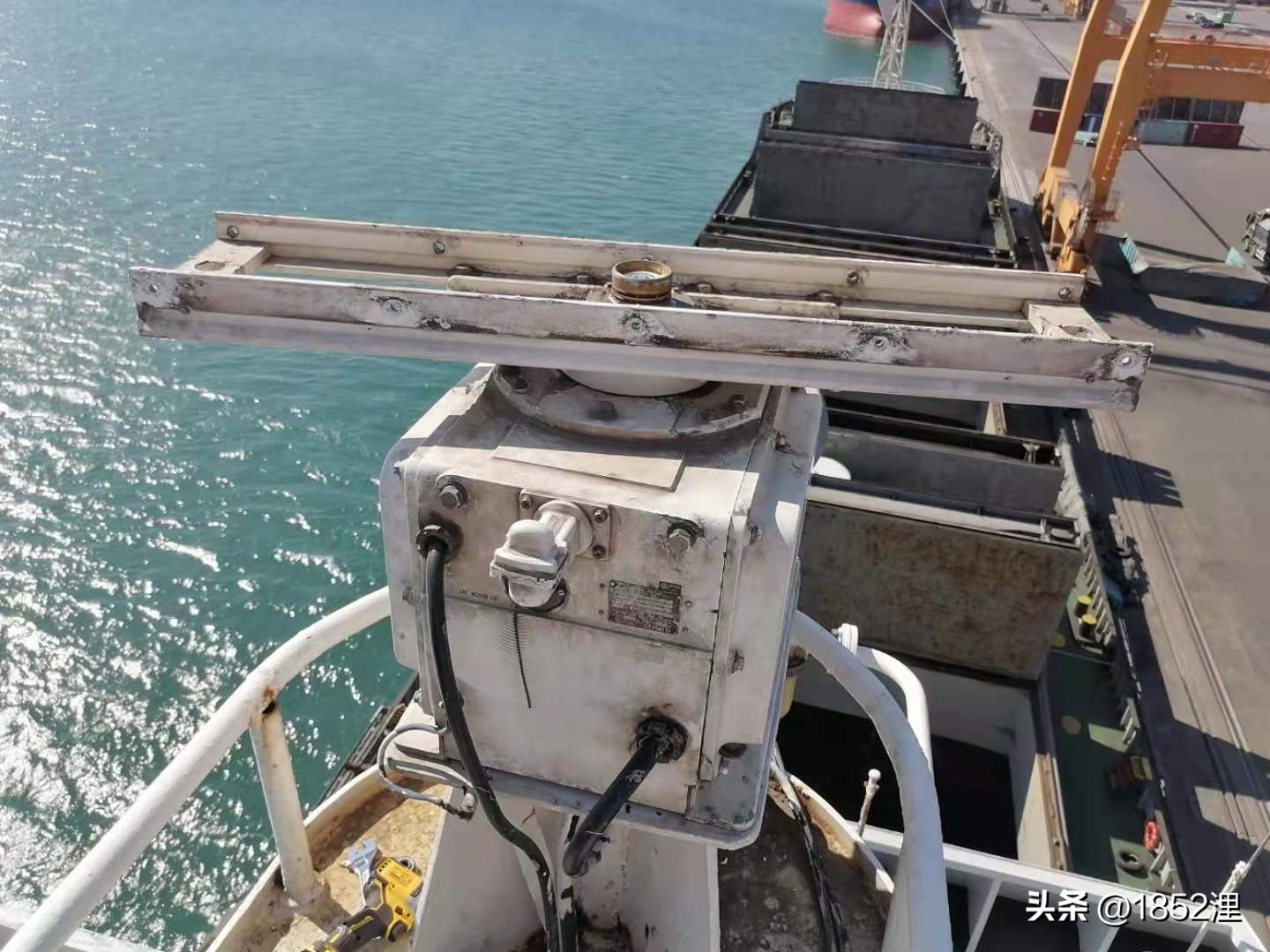 轮船上面的雷达天线,船用雷达天线转一下就不转了