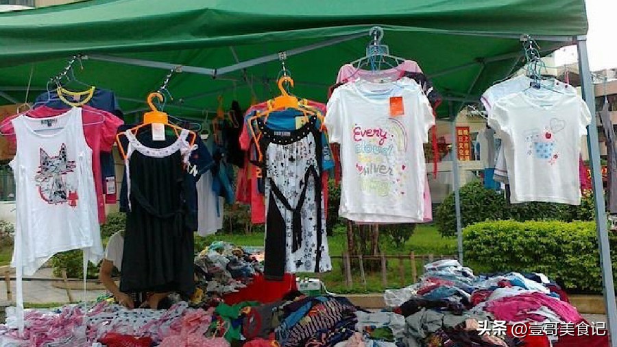 早市上10元一件的衣服哪来的,几十块的路边摊衣服也能穿