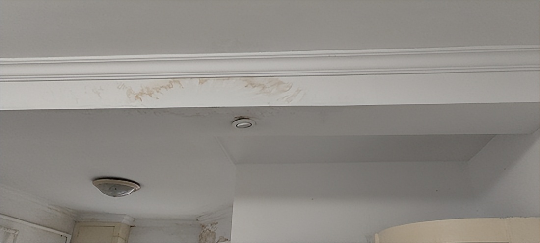 客厅屋顶漏水如何找漏水处,屋顶漏水怎样能找到准确漏水点