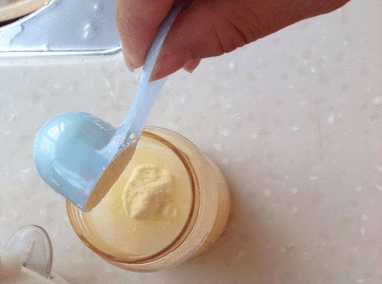 如何快速兑出适合冲奶粉的水,奶粉怎么冲底部不会有结块