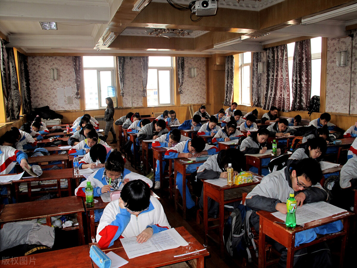 老师叫他滚，他一口气狂怼79个字，老师懵了！电影