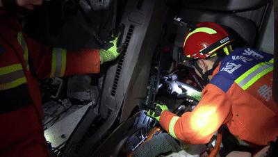 大货车高速被追尾消防成功救援,四车追尾一人被困消防及时救援