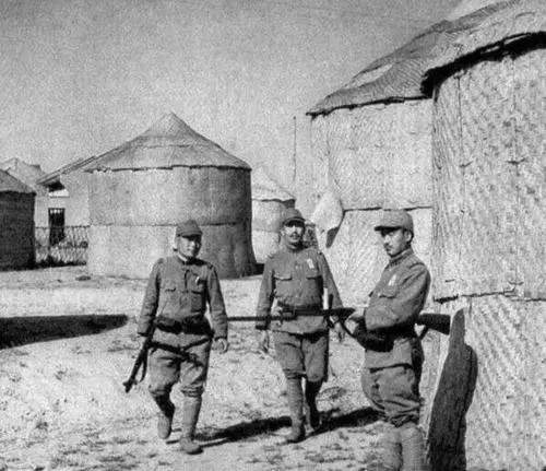 抗战日军单兵作战真实纪录片,真实记录日寇抓了两个娃娃兵