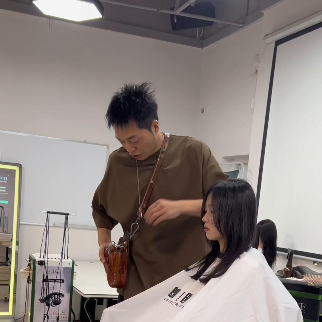 头发少得可怜怎么办,头发少得可怜适合什么发型