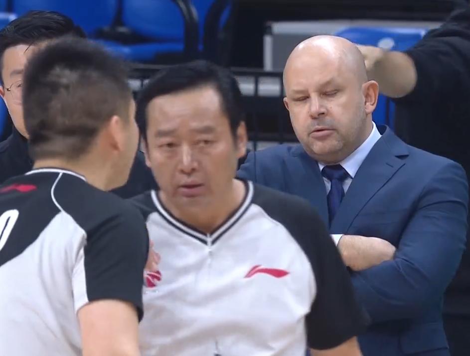 翟晓川朱彦西与球迷发生冲突,朱彦西三分绝杀翟晓川