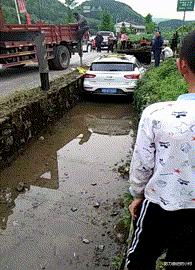 今天过来按脚，恰巧碰见了前女友，我该怎么化解尴尬呢？