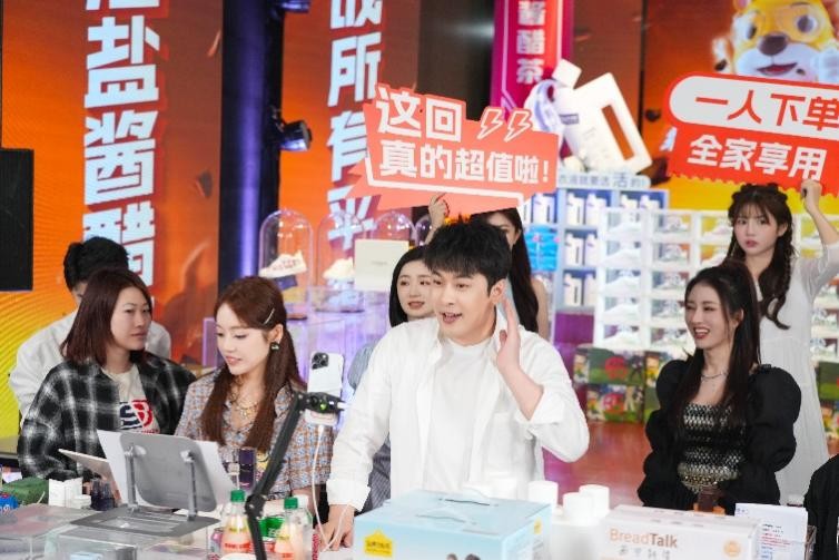 辛巴辛有志618直播间“烟火气”十足,特色产业助农增收