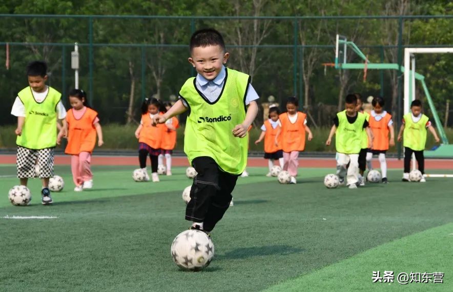 最美幼师和可爱的小朋友们,最美幼教男老师台下领舞