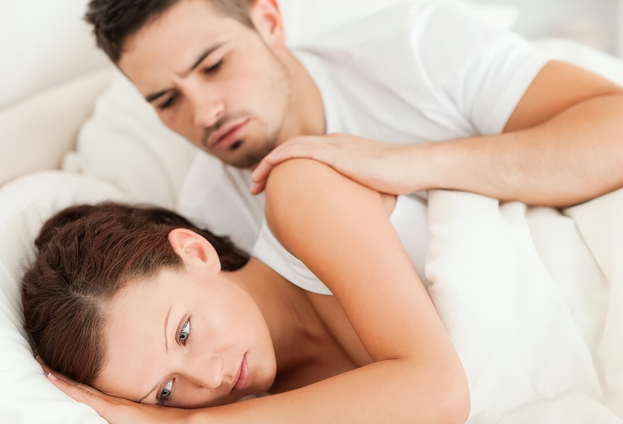 女性到了夜晚放屁多怎么回事,女性到了夜晚放屁多响怎么回事