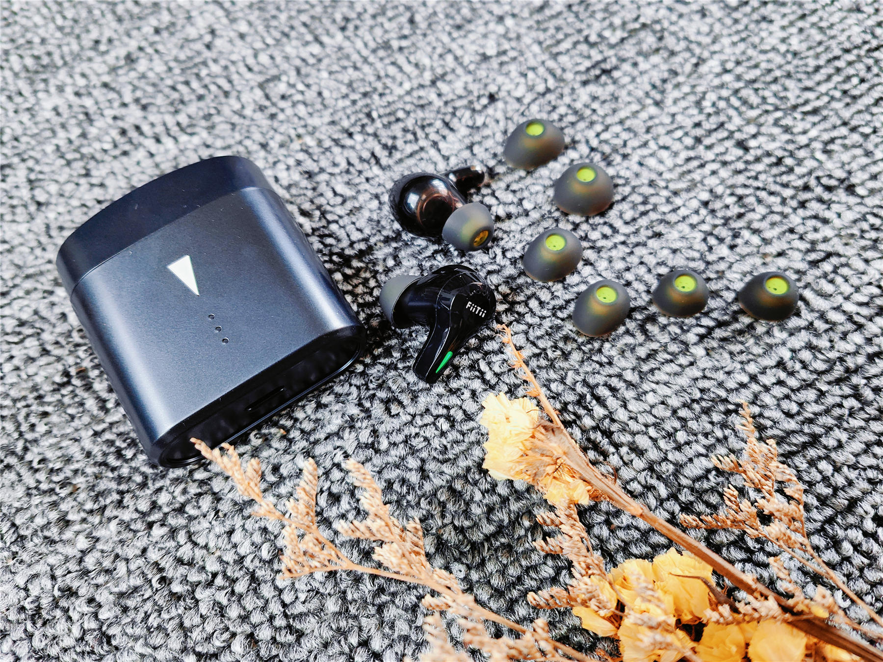 圈铁耳机音效好吗,入耳蓝牙跑步耳机推荐魔浪