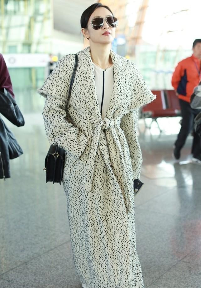 王鸥穿深绿长裙气质佳,奔四王鸥