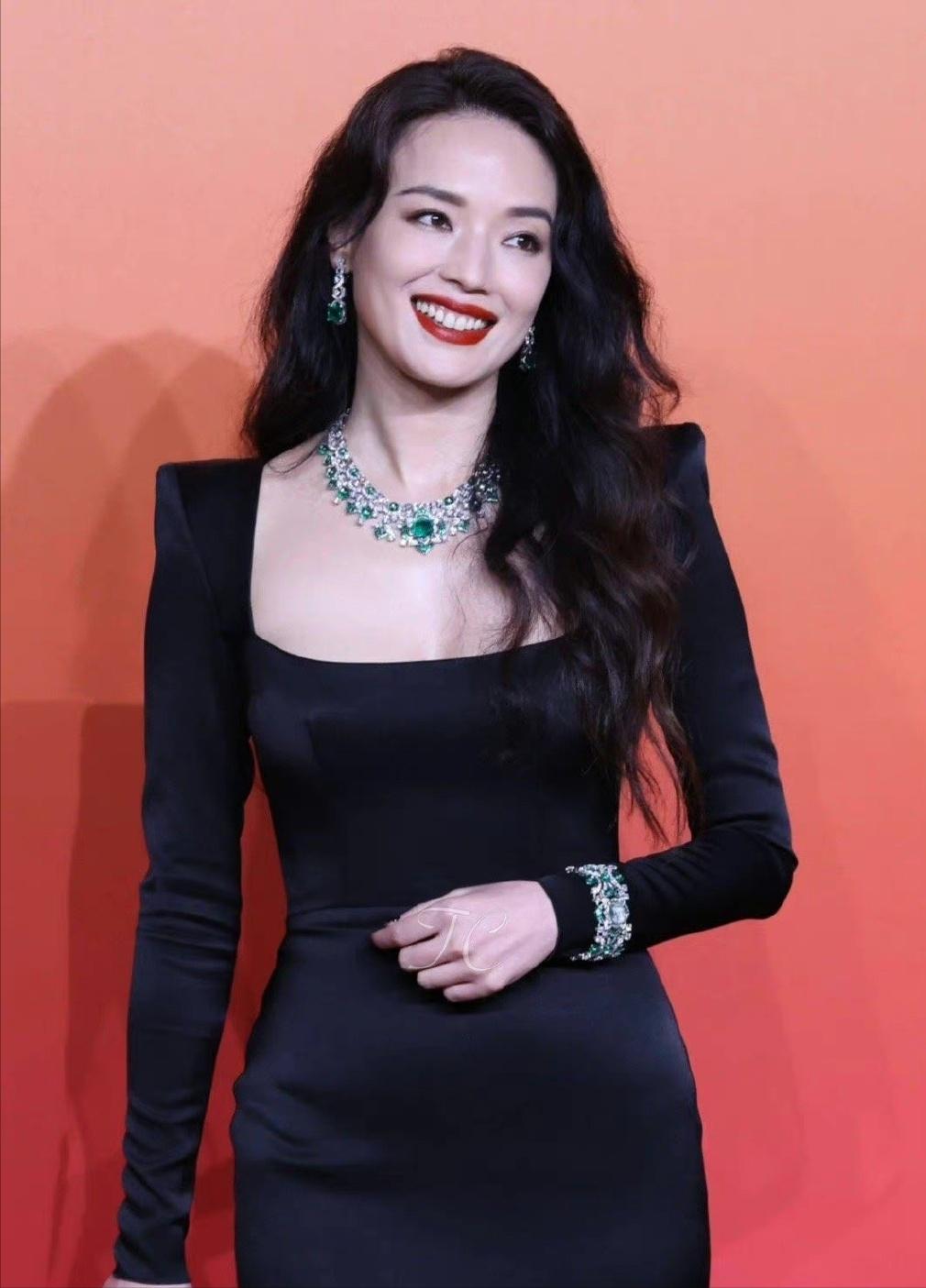 赵露思红毯一言难尽,赵露思倪妮红毯