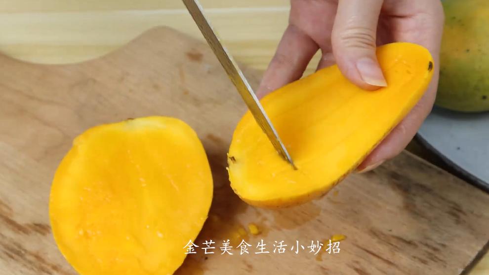 芒果的正确切法不粘手不流汁,不用刀切芒果正确方法