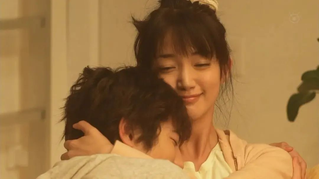 女生总喜欢亲亲抱抱男生,女朋友喜欢抱抱怎么回事