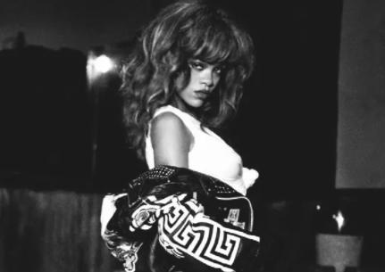 蕾哈娜挺孕肚现身,蕾哈娜户外秀孕肚图片