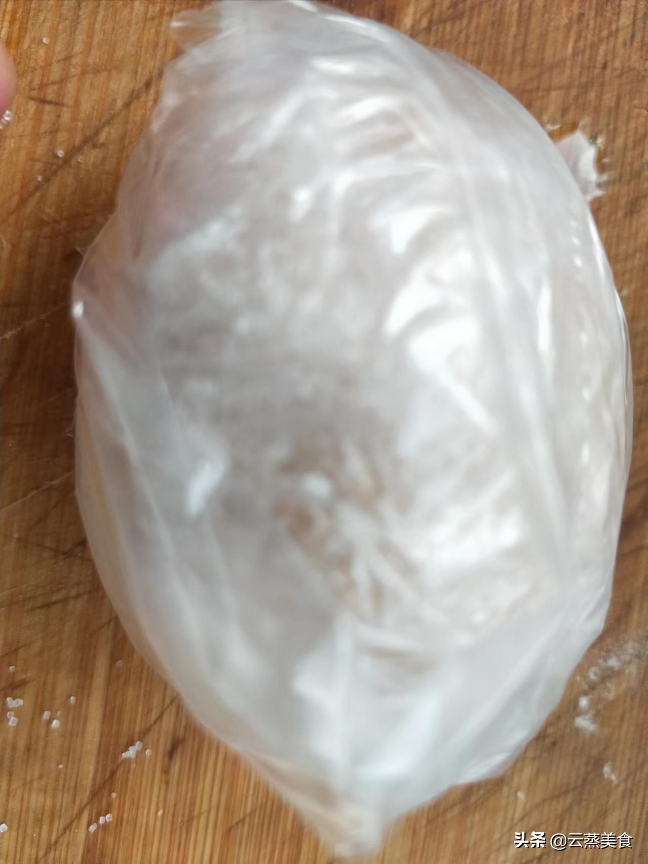 腌鸡蛋，直接放盐就错了，多加两步，腌出的鸡蛋个个起沙流油