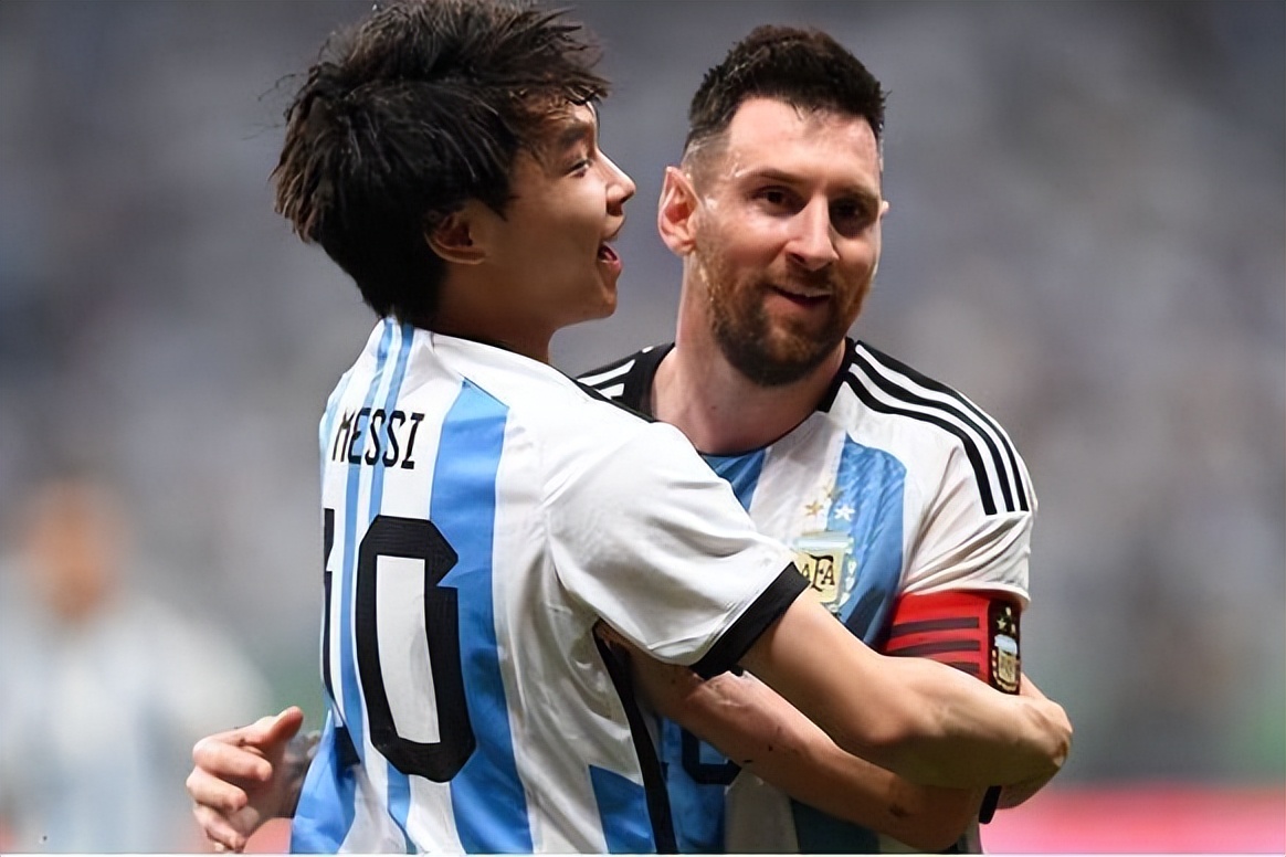 中国球迷闯球场,中国球迷拥抱梅西完整版