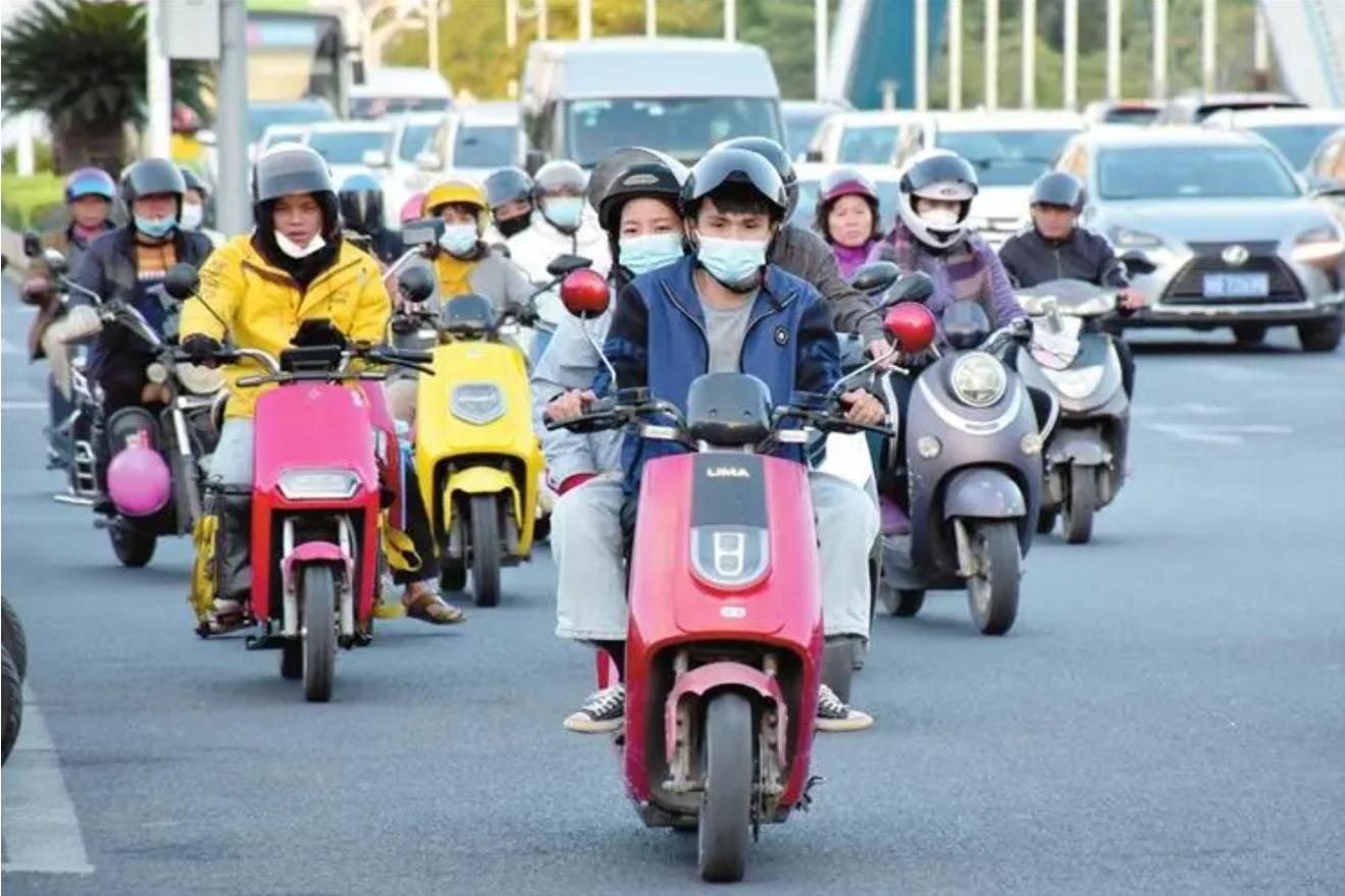 骑国标电动车不戴头盔应该罚款吗,6月1号电动车上路不戴头盔罚款么