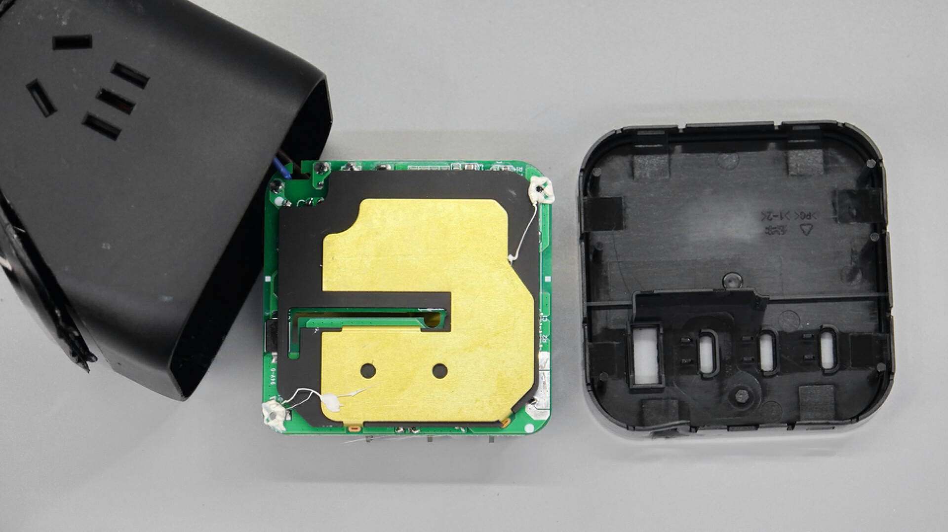 公牛新款67w快充插座拆解,公牛防过充保护插座拆解