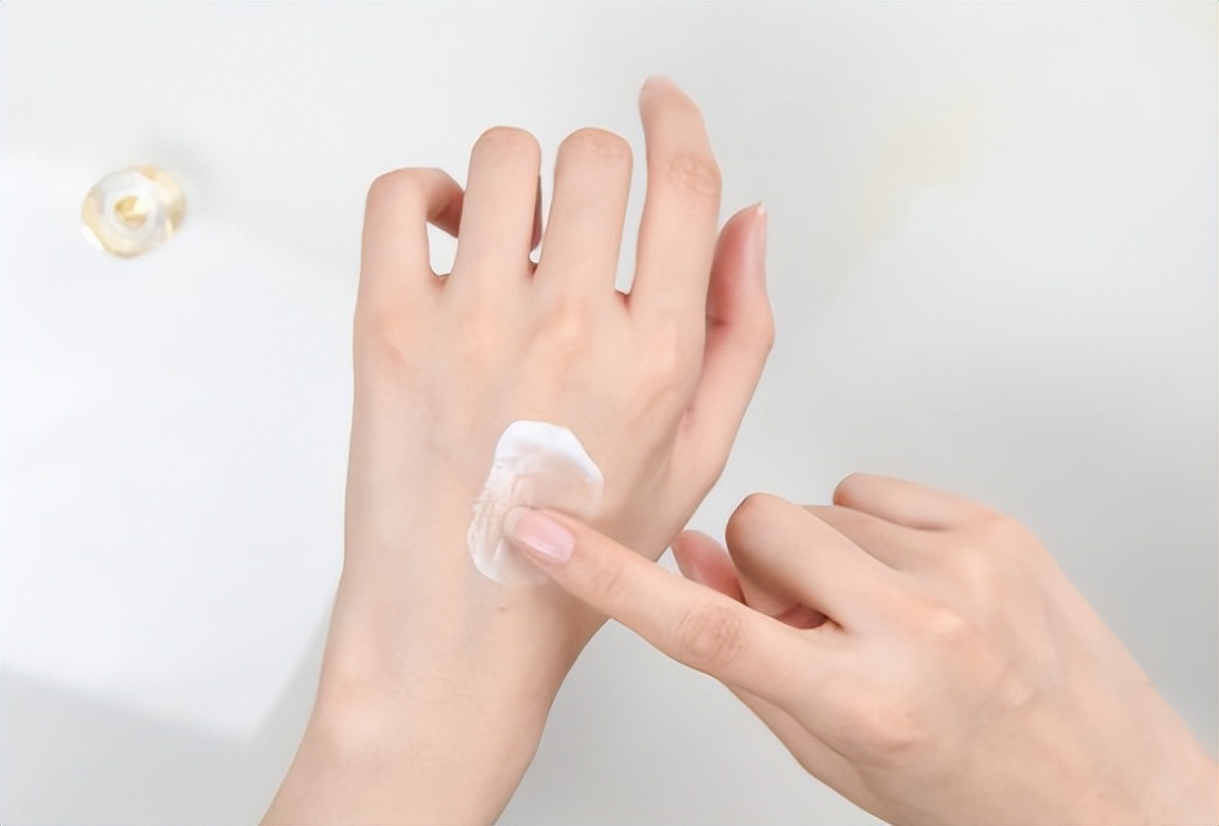 女人早上的正确洗脸方法,60岁女人日常早晨洗脸护肤妆容